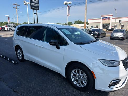 Used 2024 Chrysler Pacifica Touring-L FWD image 3