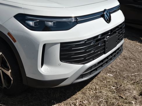 New 2026 Volkswagen Tiguan SE AWD/4WD image 3