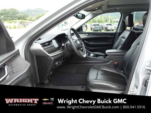 Used 2023 Jeep Grand Cherokee Limited image 10