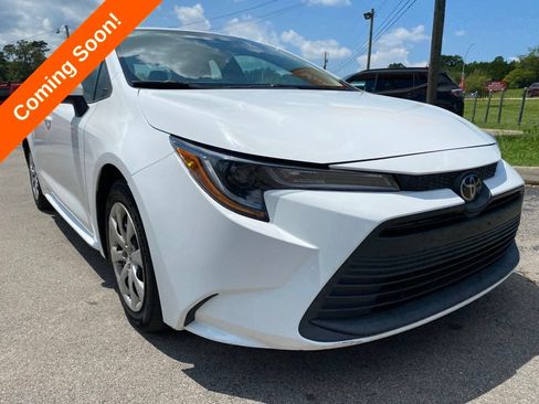 Used 2023 Toyota Corolla LE FWD image 2