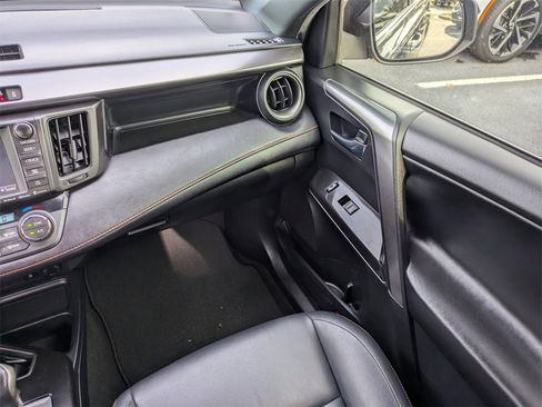 Used 2017 Toyota RAV4 SE image 18