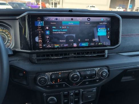 Used 2024 Jeep Gladiator Rubicon w/ Technology Group image 13