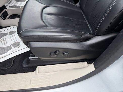 Used 2023 Chrysler Pacifica Touring-L image 13