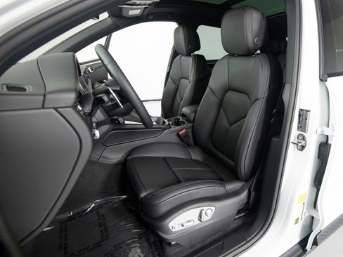 New 2026 Porsche Macan AWD/4WD image 5