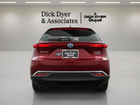 Used 2021 Toyota Venza XLE image 3