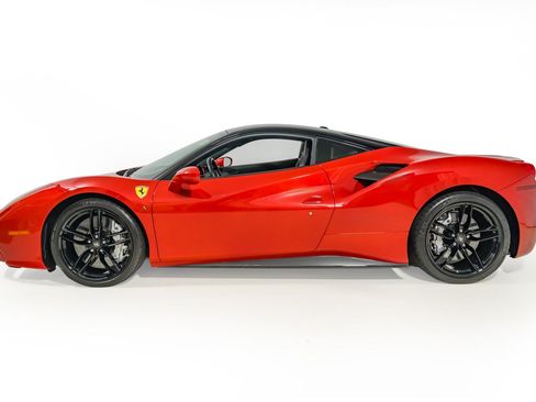 Used 2018 Ferrari 488 GTB RWD image 3