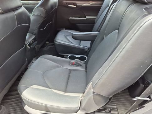 Used 2022 Toyota Highlander Limited FWD image 24
