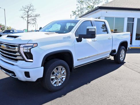 Used 2024 Chevrolet Silverado 2500 High Country w/ High Country Premium Package AWD/4WD image 4