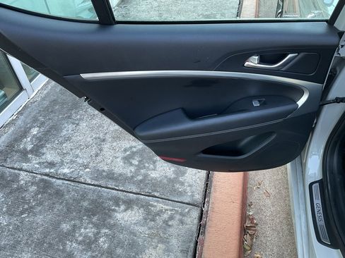 Used 2025 Genesis G70 2.5T image 17