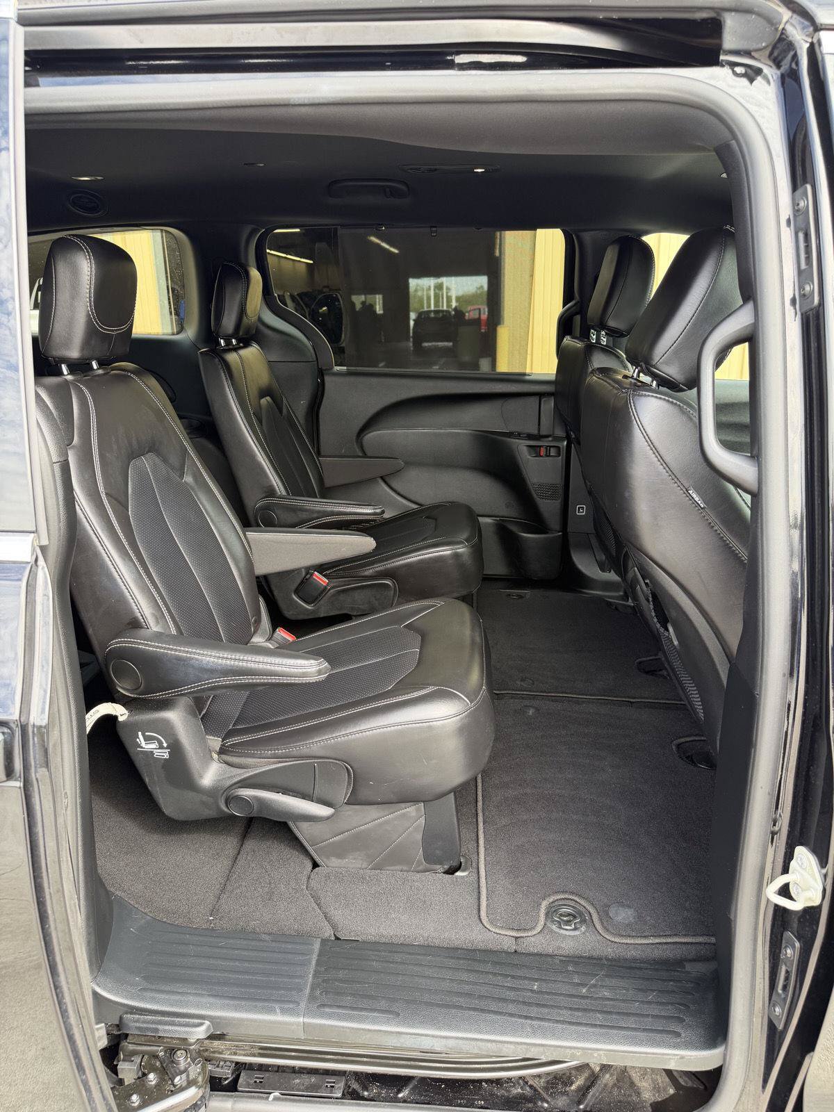 Used 2025 Chrysler Pacifica Select FWD image 25