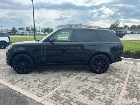 Used 2025 Land Rover Range Rover SE AWD/4WD image 2