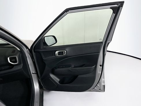 Used 2025 Hyundai Venue SEL image 31