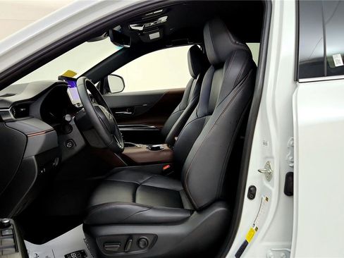 Certified 2024 Toyota Venza XLE image 36