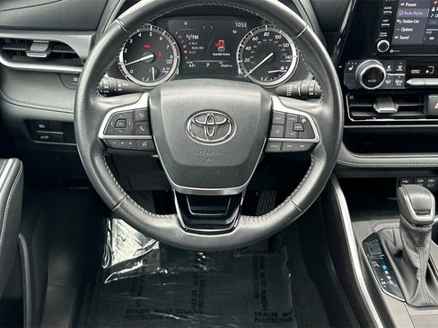 Used 2022 Toyota Highlander XSE image 17