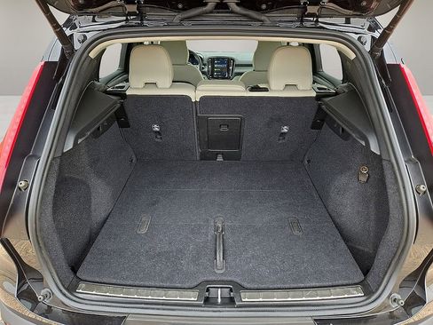 Used 2024 Volvo XC40 B5 Plus AWD/4WD image 13