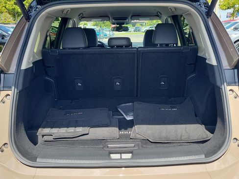 Certified 2025 Nissan Rogue SL FWD image 6