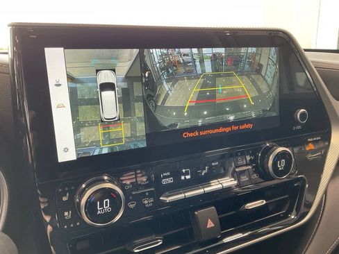 Used 2023 Toyota Highlander Platinum AWD/4WD image 16