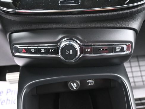 Used 2020 Volvo XC40 T4 R-Design image 11