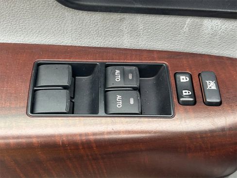 Used 2015 Toyota Sequoia Platinum image 31