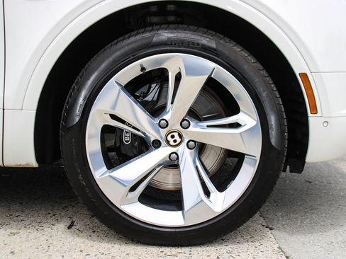 Used 2020 Bentley Bentayga Plug-In Hybrid AWD/4WD image 39