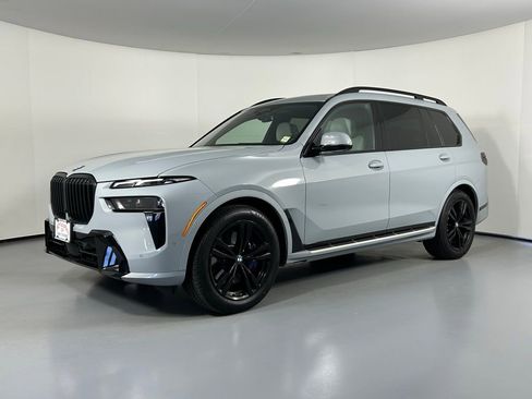 Used 2023 BMW X7 xDrive40i w/ M Sport Package AWD/4WD image 3