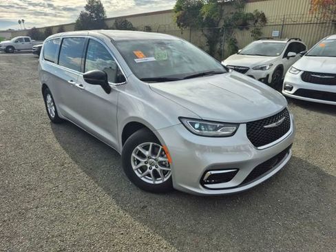 Used 2024 Chrysler Pacifica Touring-L image 1