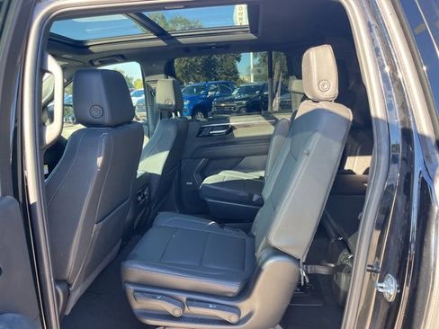 Used 2025 Chevrolet Suburban Z71 w/ Comfort Package image 33