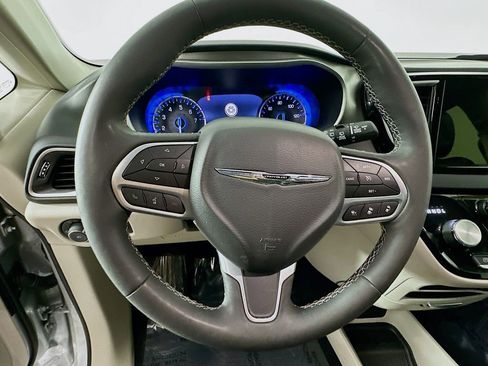 Certified 2024 Chrysler Pacifica Touring-L image 18