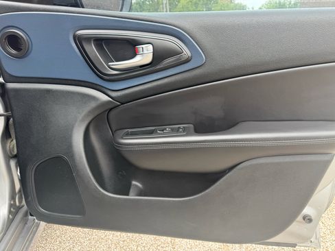Used 2015 Chrysler 200 S image 19