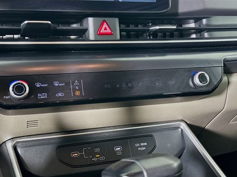 Used 2025 Kia Carnival FWD image 24