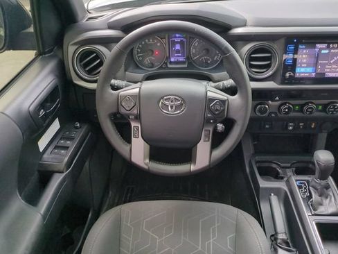 Used 2018 Toyota Tacoma TRD Off-Road AWD/4WD image 17