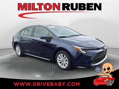 Certified 2025 Toyota Corolla XLE image 1