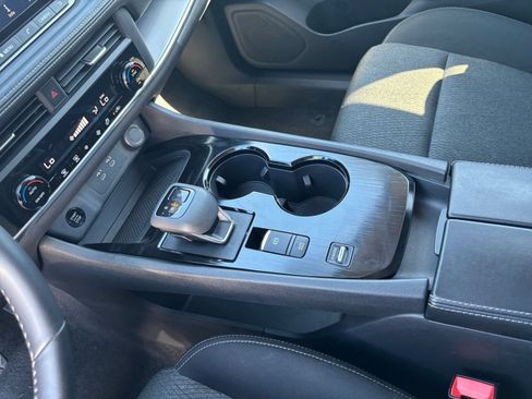 Used 2025 Nissan Rogue SV FWD image 43
