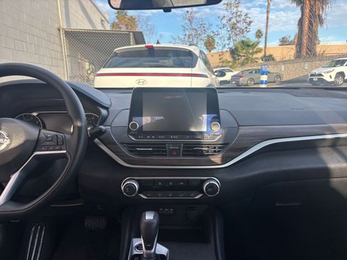 Used 2025 Nissan Altima 2.5 SV image 18
