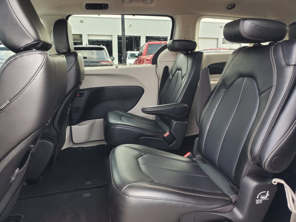 Used 2024 Chrysler Pacifica Touring-L FWD image 24