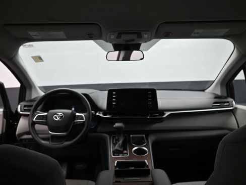 Certified 2021 Toyota Sienna LE FWD image 25