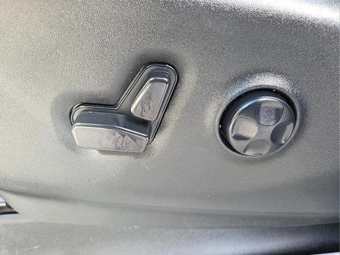 Used 2024 Chrysler Pacifica Touring-L image 16