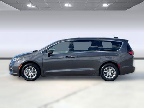 Used 2023 Chrysler Pacifica Touring-L image 2