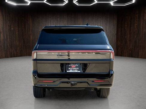 Used 2025 Lincoln Navigator Reserve AWD/4WD image 7