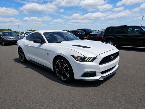 Used 2017 Ford Mustang GT Premium RWD image 1