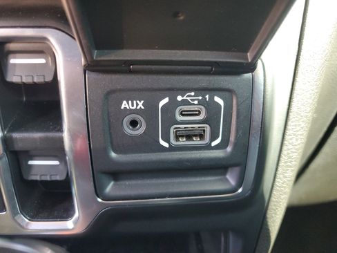 Used 2024 Jeep Wrangler Sahara image 27