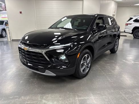 Used 2025 Chevrolet Blazer LT FWD image 3