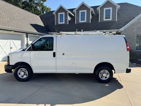 Used 2015 Chevrolet Express 2500 RWD image 3
