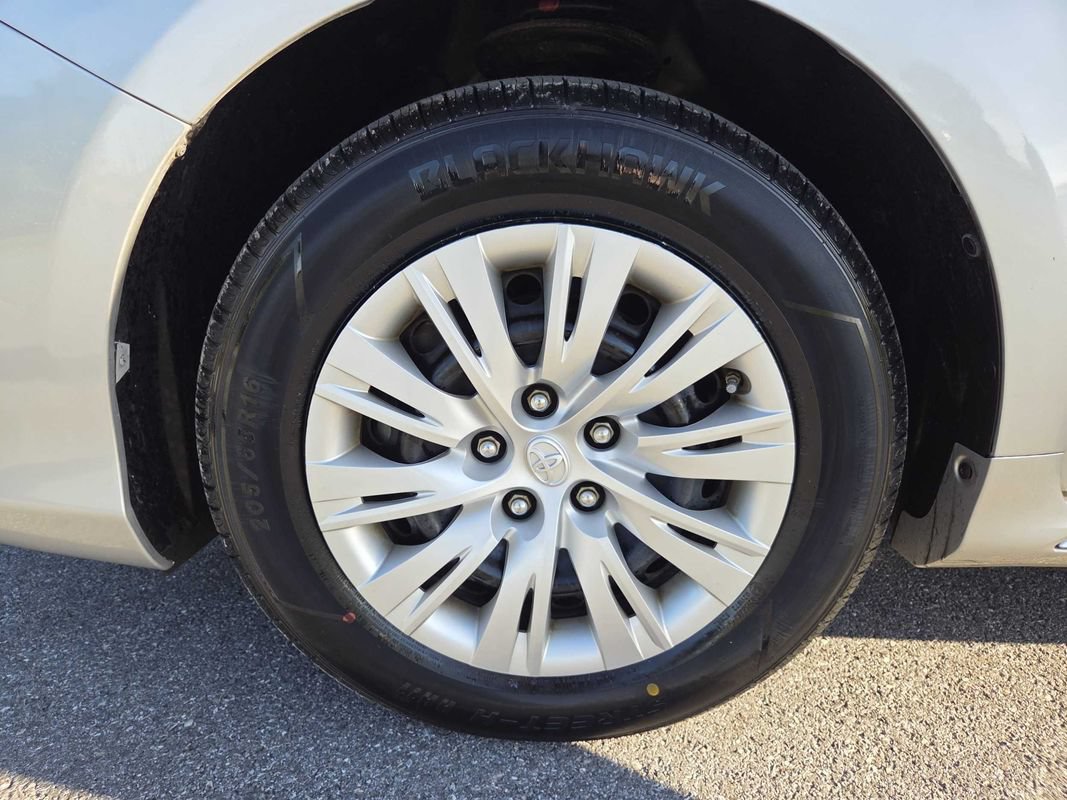 Used 2014 Toyota Camry LE FWD image 26