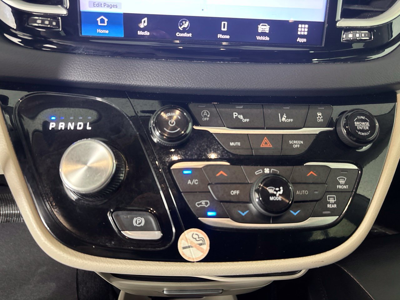 Used 2024 Chrysler Pacifica Touring-L FWD image 15