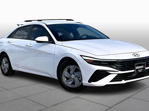 Certified 2025 Hyundai Elantra SE image 2