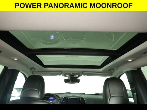 Used 2021 Jeep Cherokee Limited image 3