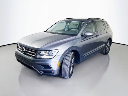 Used 2020 Volkswagen Tiguan SE w/ Panoramic Sunroof Package image 3