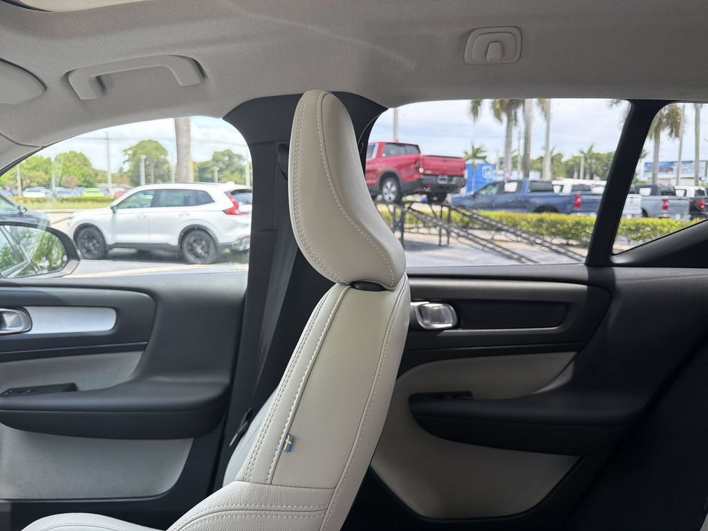 Used 2020 Volvo XC40 T5 Momentum w/ Protection Package Premier AWD/4WD image 12