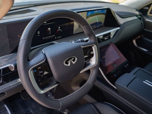 Certified 2025 INFINITI QX80 Luxe AWD/4WD image 8